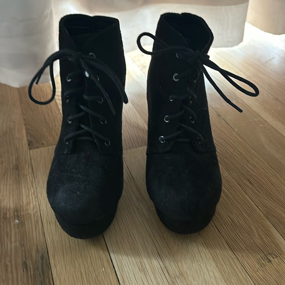 Black booties - perfect winter bootie heel!